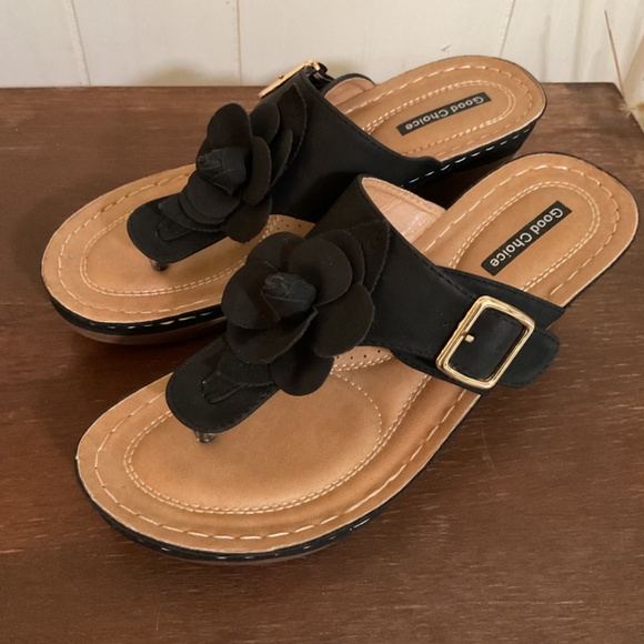 GOOD CHOICE BLACK SANDALS WITH BIG FLOWER WORN 1 TIME - Picture 2 of 5